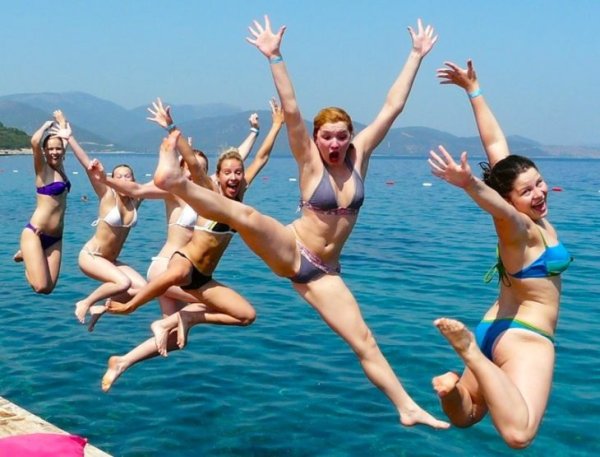 Смешные девушки на пляже