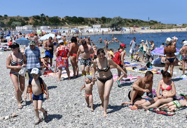 Отдыхающие на пляже