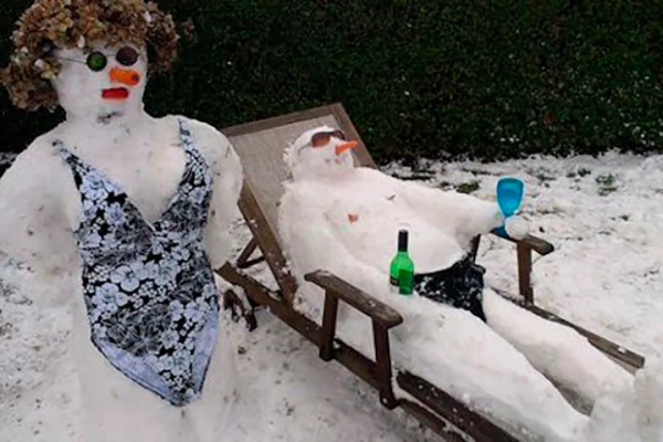 Снеговик на шезлонге