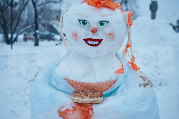 Снеговик из снега