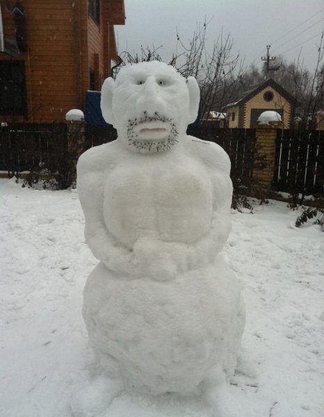 Снежная баба из снега