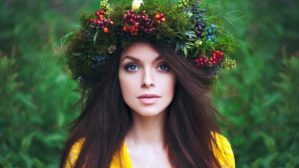 Девушка в венке из цветов