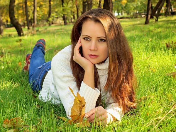 Девушки в парке летом