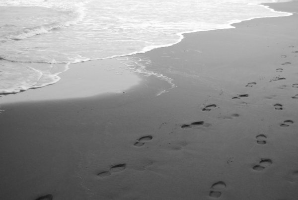 Грустный на пляже