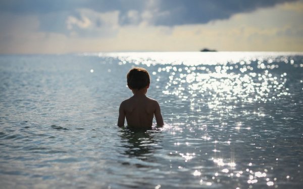 Дети на берегу моря