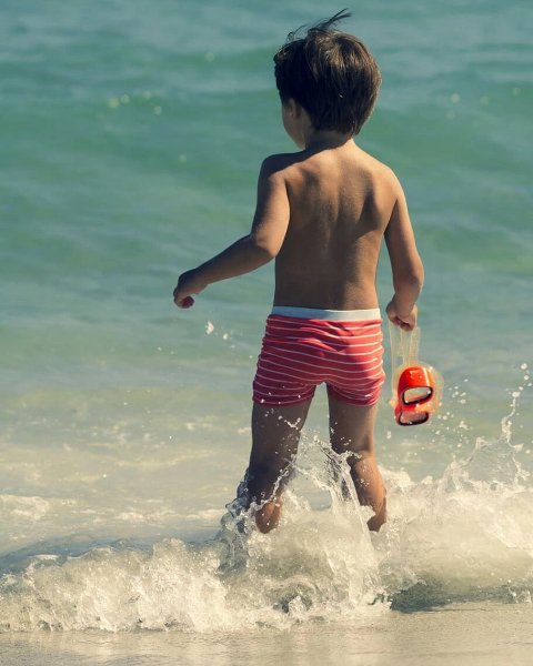 Мальчик у моря