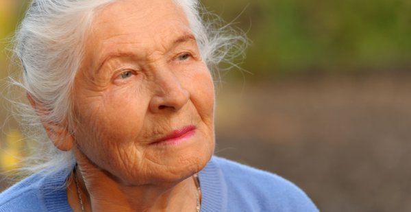 Пожилая женщина улыбается
