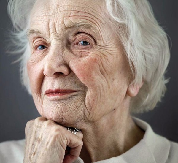 Пожилая женщина