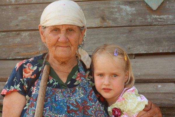 Бабушка с внучкой в деревне