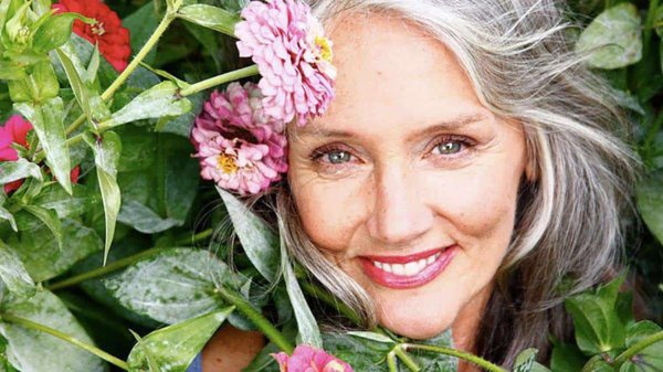 Ухоженная пожилая женщина