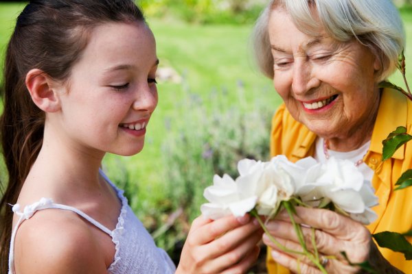 Внук дарит подарок бабушке
