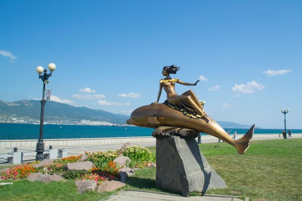 Памятник в Новороссийске на набережной