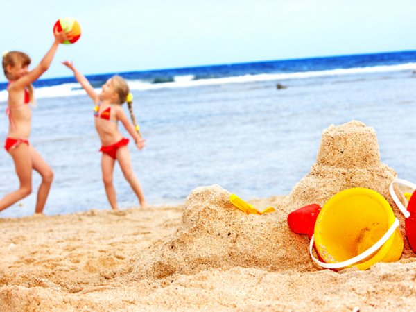 Дети отдыхают на море