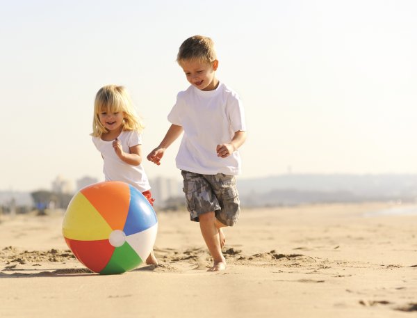 Ребенок с мячом на пляже