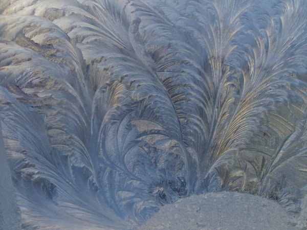 Морозные узоры на стекле