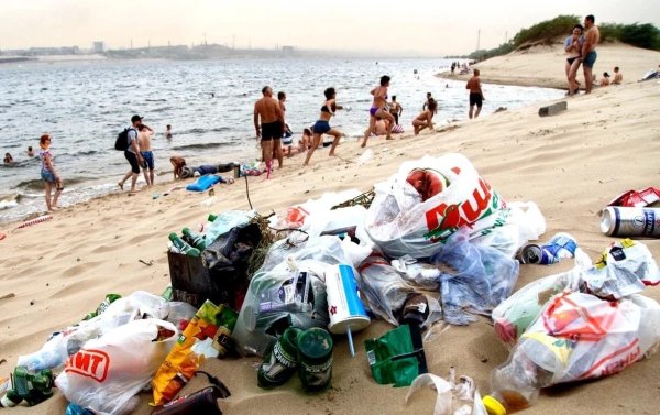 Грязный пляж