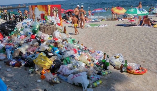 Грязный пляж