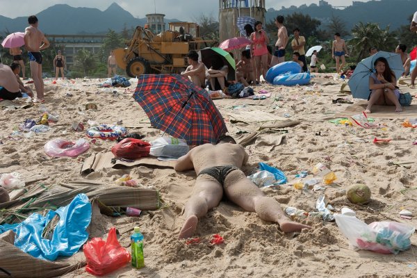 Люди пляж мусор