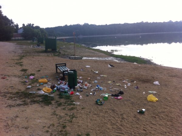 Загрязнение пляжей рек