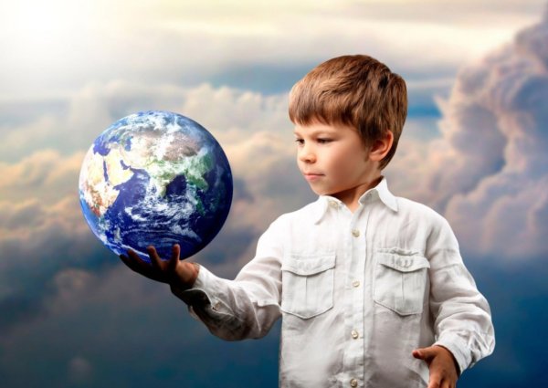 Мальчик и земной шар