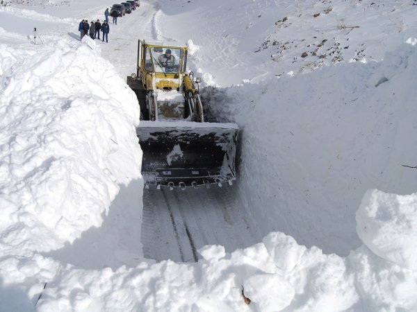 Снежные завалы на дорогах