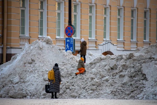 Снежные завалы в Петербурге