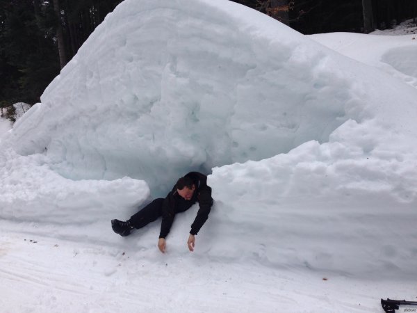 Человек в сугробе снега