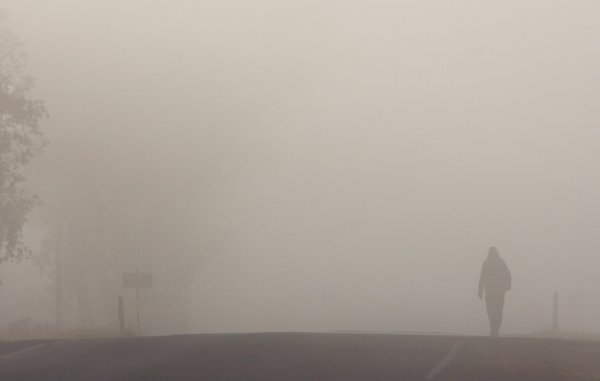 Женщина уходящая в туман