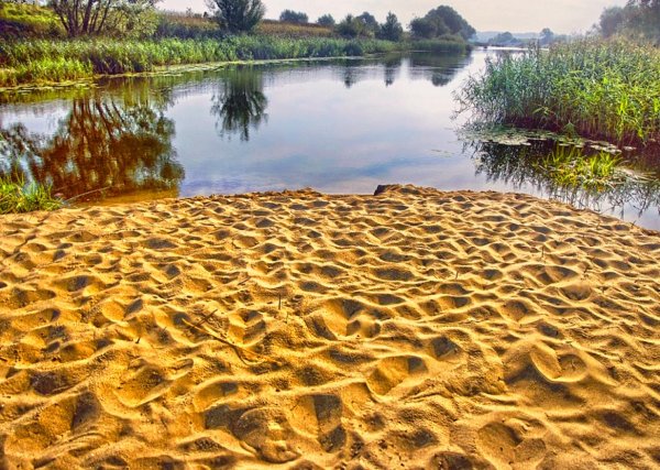 Песочный берег реки