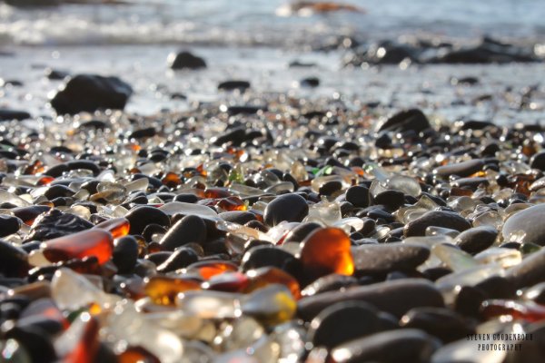 Онежское озеро пляж с цветными камнями