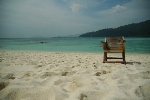 Красивый большой пустой пляж