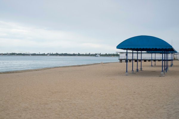 Пустой пляж Крым