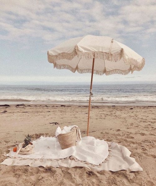 Пляжный зонт на море