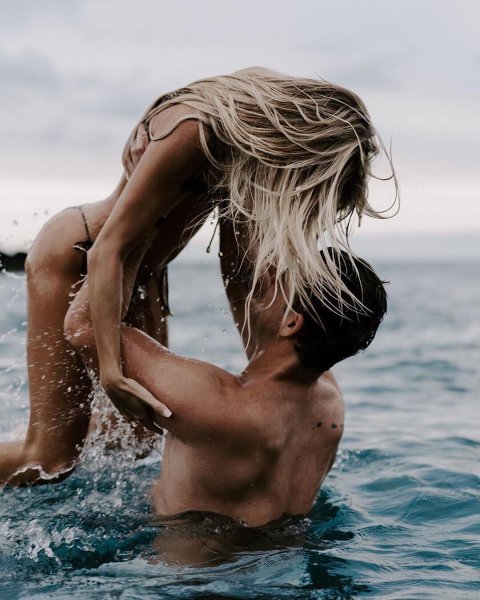 Заниматься любовью в море