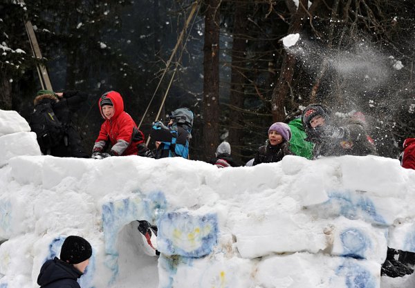 Снежная крепость для детей