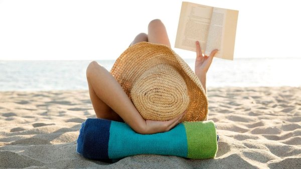 Чтение книги на пляже