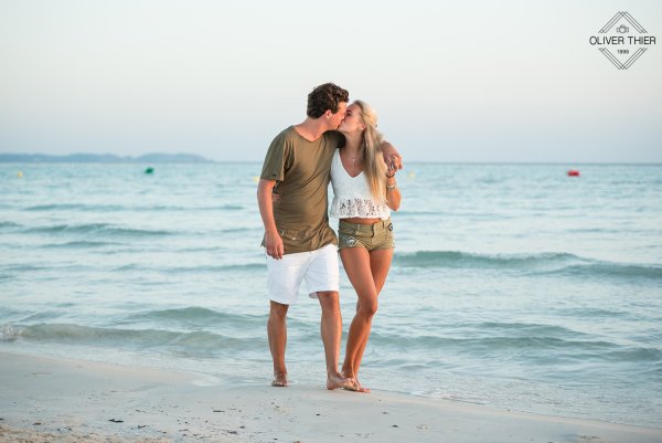 Влюбленная пара на море