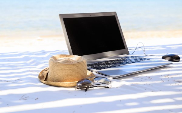 С ноутбуком на море