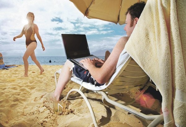 Люди отдыхают на пляже