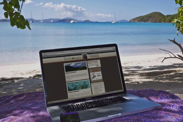 С ноутбуком на пляже