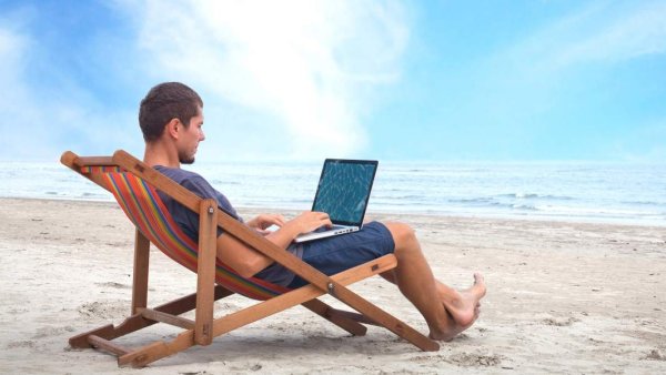 Человек в шезлонге на пляже