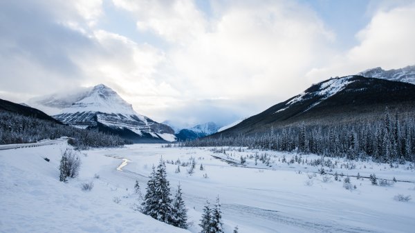У подножия горы зима