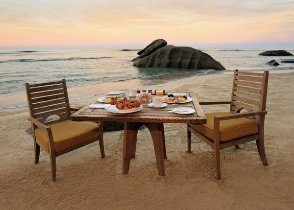 Столик на берегу моря