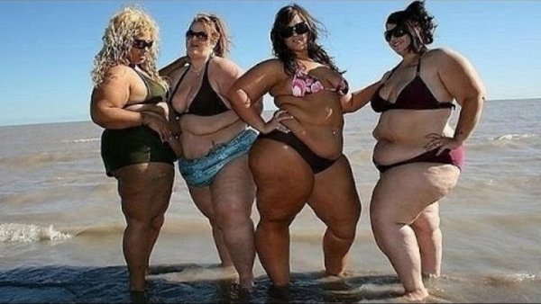 Жирные на пляже