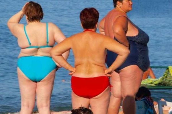 Жирные на пляже