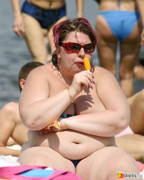 Толстые люди на пляже