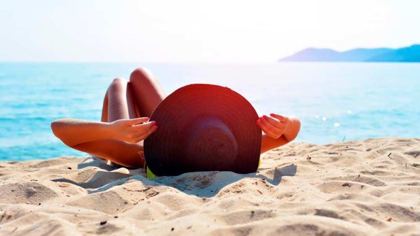 На море загорают