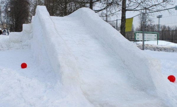 Горка из снега