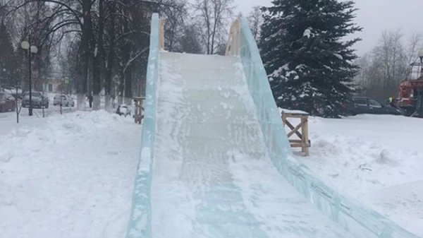 Ледяные горки без людей