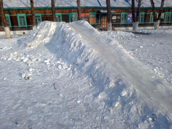 Снежная горка во дворе